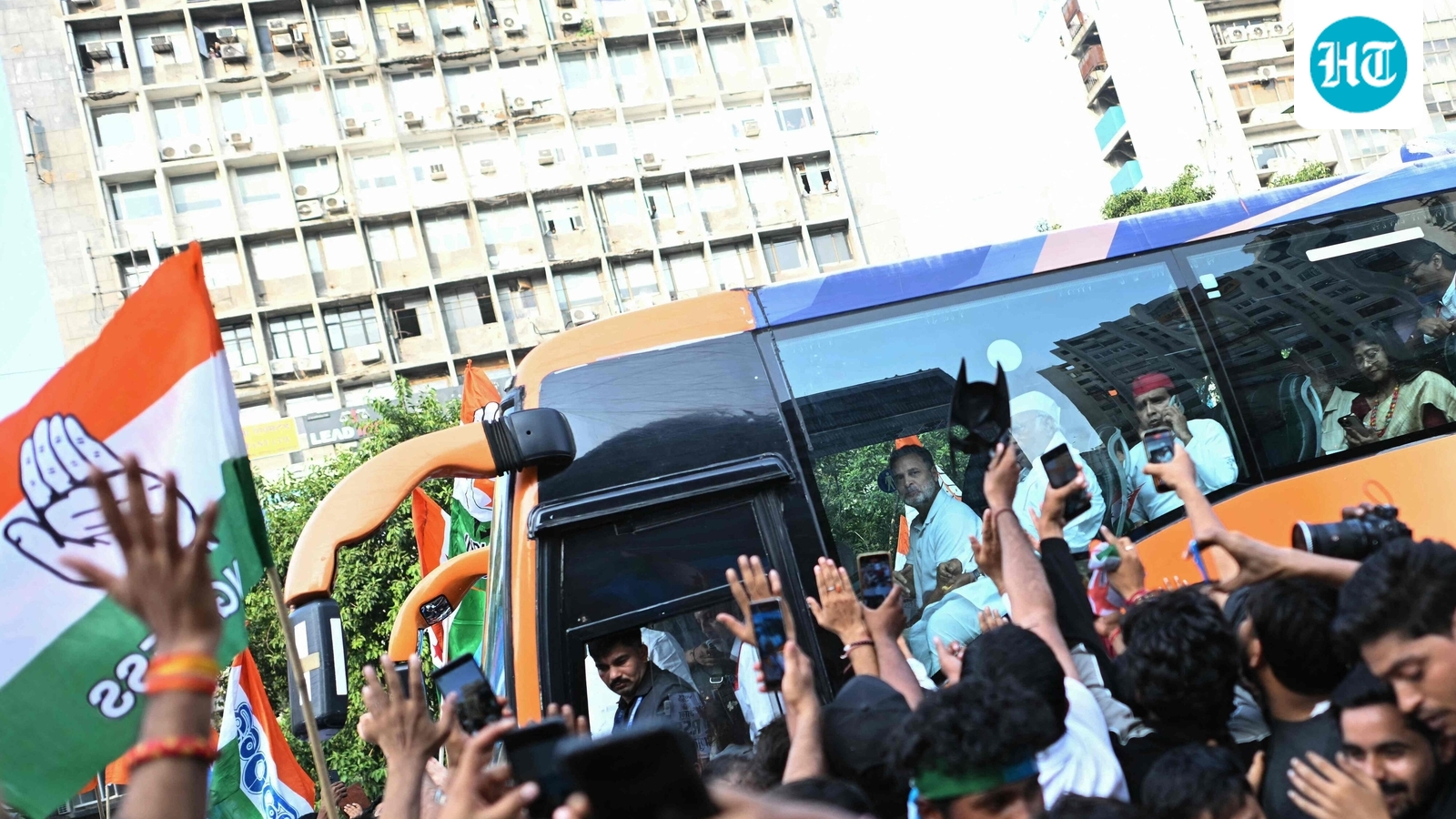 राहुल गांधी के विरोध आह्वान को बड़े पैमाने पर प्रतिक्रिया मिली, हजारों लोग सीईसी के खिलाफ सुप्रीम कोर्ट तक मार्च में शामिल हुए वीडियो